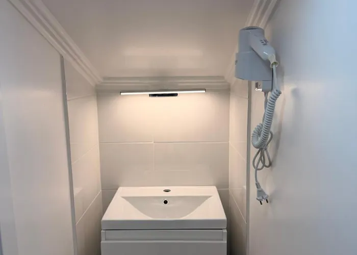 Quartos - Almirante Reis 4 Andar 홈스테이 *